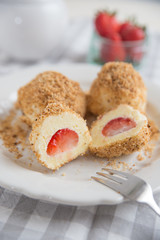 Erdbeerknödel mit Butterbrösel 