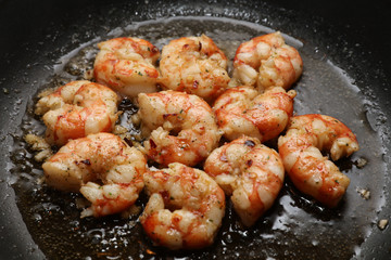Frische Shrimps mit Knoblauch in Olivenöl