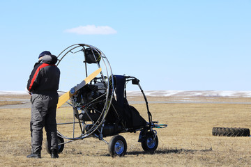 Obraz premium Motor hang glider on ground