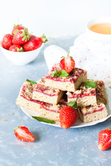 Strawberry pie with crumble.