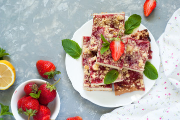 Strawberry pie with crumble.