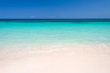 Poster Zand en Caribische zee achtergrond © Delphotostock