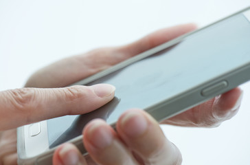 Mujer llamando por un teléfono móvil.