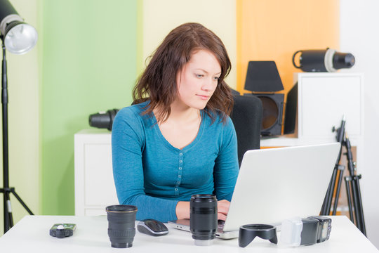 junge fotografin bei der bildauswahl am pc