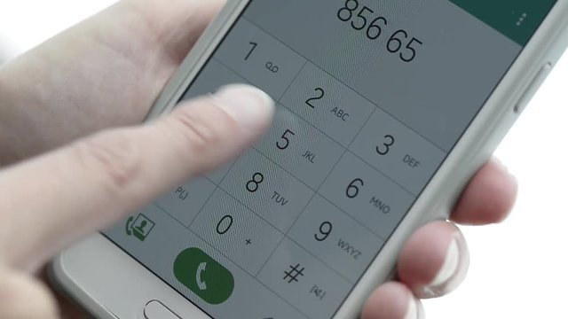 Mujer llamando por un tel&eacute;fono m&oacute;vil.