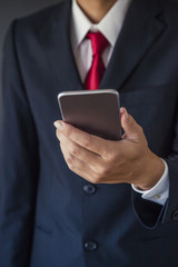 スマートフォンを持つビジネスマンの手元