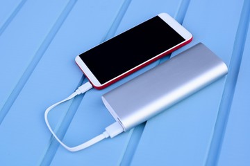 Powerbank charging smartphone © Daniel Jędzura