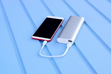 Powerbank charging smartphone © Daniel Jędzura