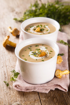 Creamy soup with chanterelles