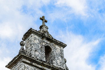 Fototapeta na wymiar Campanario de iglesia con cruz