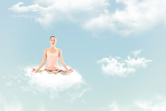 Femme méditant sur un nuage: posture de yoga du lotus - Padmasana
