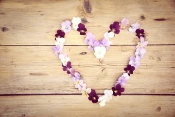 Grußkarte - Blütenherz aus Frühlingsblumen - Glückwunschkarte zum Muttertag, Geburtstag, Hochzeit