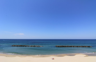 青い海と青い空の下の家族
