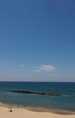 晴れ渡ったピーチで親子ずれ