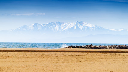 plage de Valras avec montagne des Pyrénées 