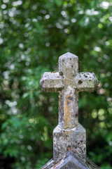 Kreuz aus Stein auf einem Friedhof
