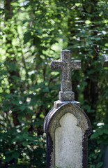 Kreuz aus Stein auf einem Friedhof