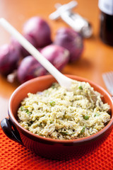 Riso basmati con punte di asparagi e piselli nel coccio