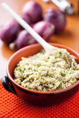 Riso basmati con punte di asparagi e piselli nel coccio