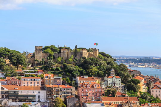 Vista do Castelo de S&atilde;o Jorge em Lisboa Portugal