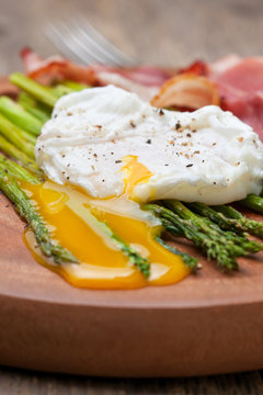  breakfast: poached egg, baked asparagus