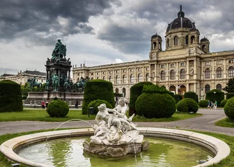 Deurstickers Prachtig uitzicht op het beroemde Kunsthistorisches Museum met park en beeldhouwkunst in Wenen, Oostenrijk. © juliarumyantseva
