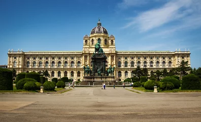 Zelfklevend Fotobehang Beautiful view of famous Kunsthistorisches Museum with park and sculpture in Vienna, Austria. © juliarumyantseva