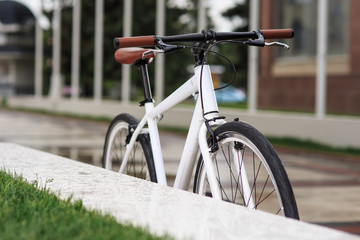 Fototapeta na wymiar white fixed-gear bicycle on street