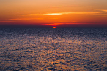 Obraz premium Beautiful colorful sunset at the sea