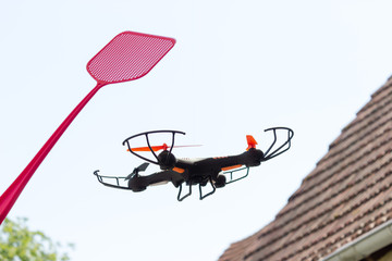 Drohnen Abwehr mit Fliegenklatsche
