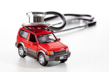 KFZ, Auto, Modellauto, Stethoskop, weisser Hintergrund
