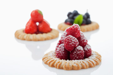 Drei Mürbeteig Obsttörtchen, Himbeeren, Erdbeeren, Blaubeeren,