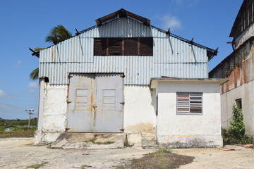 Fototapeta na wymiar Leerstehende Lagerhalle auf Kuba