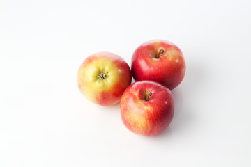 Drei rote Gala Äpfel, weisser Untergrund, Freisteller