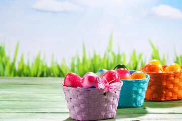 Drei Bastkörbchen mit bunten Ostereiern, Ostern, Textfreiraum
