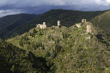 Fototapeta na wymiar Les quatre châteaux de Lastours