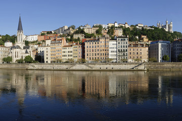 Fototapeta na wymiar Reflets matinaux sur les quais de Saône