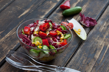 Glasschüssel mit gemischtem Salat und Granatapfelkernen, Radicc