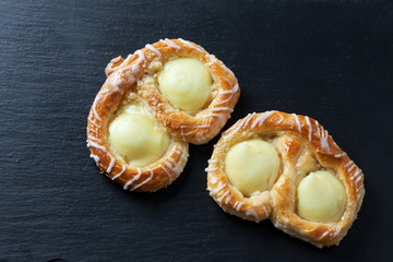 Zwei Puddingschnecken, Kuchen, Teilchen, Pudding, Zuckerguss, sc