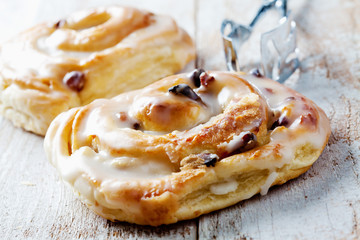 Zwei Rosinenschnecken, Schnecke, Zuckerguss, Gebäck, Kuchen, Ge