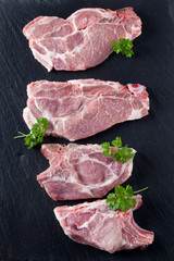 Vier Schweine Nackenkotelett, roh, Fleisch, Schweinefleisch, Kot