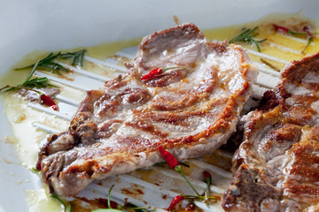 Zwei Schweine Nackenkotelett, gebraten, Fleisch, Schweinefleisch