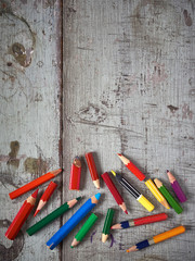 Holzgrund, Buntstifte, Bunststiftstummel, Schule, Kreativität,