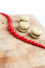 Selbstgemachte Makronen und rote Perlenkette