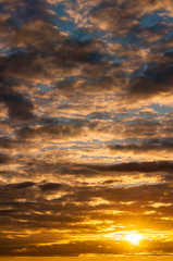 Obraz premium Cumulus sunset clouds with sun setting down