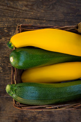 Zucchini, gelb und grün, im Korb