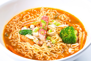 Ramen Nudelsuppe mit Meeresfrüchten, Broccoli und Karotten, Stu