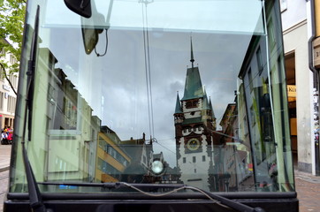 Martinstor spiegelt sich in Straßenbahn