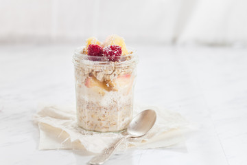 Haferbrei mit Kokosnuss, Ananas und Himbeeren