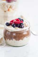 Haferbrei, Kokosnuss und Ananas mit Schokoladen Chia Pudding mit